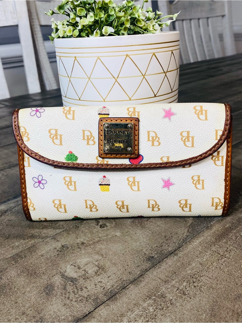 Dooney & Bourke White Novelty Gretta Continental Clutch Wallet Hearts Cupcakes